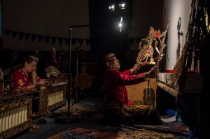 Joko Susilo presenting The Fall of Alengka at the Out of the Suitcase Puppet Festival 2015 (Photo: Kelly Kellective)